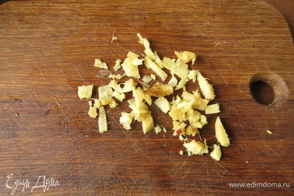 Нарезаем кусочек имбиря.