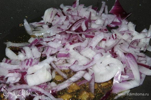 К специям кладем лук. Обжариваем.