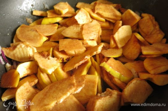 К луку — айву, обжариваем 10 минут.