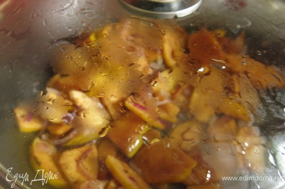 Наливаем немного воды, накрываем крышкой и тушим минимум 10 минут.