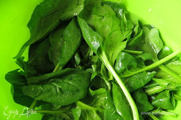 Готовим остальные продукты, промываем шпинат.