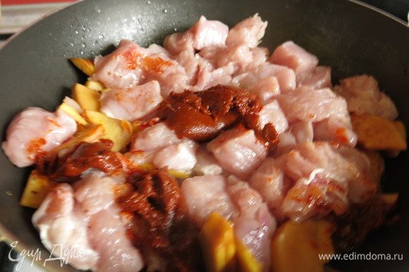 Кладем пасту, количество зависит от предпочтений, 50 г — остро, 20-30 г — умеренно.