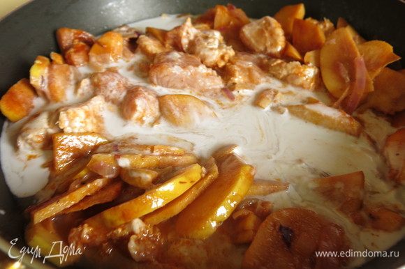 Вливаем молоко кокосовое. Тушим 10 минут.