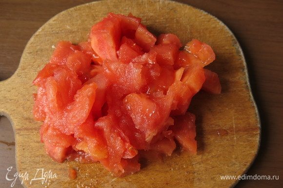 Нарезаем томаты. Помидоры сладкие, сочные, южные, напоминание о лете.