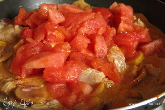 Кладем томаты в карри, тушим 10 минут.