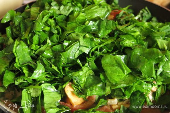 Нарезаем шпинат и кинзу, кладем в карри и тушим под крышкой несколько минут.