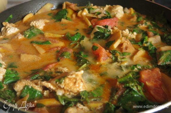 При желании, солим, протушиваем. Блюдо получается острым, сочным, с большим количеством соуса. Приятного аппетита!