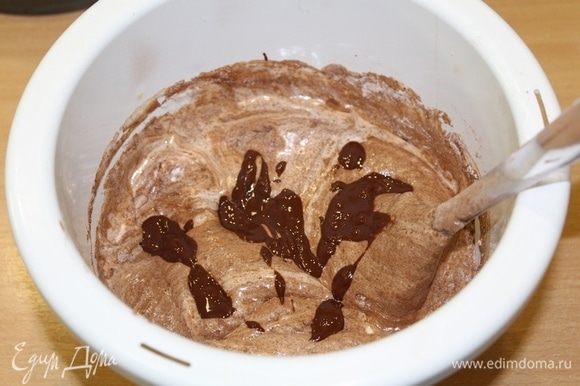 Adicione o chocolate derretido com manteiga e misture suavemente.