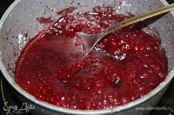 Ferver a cereja com açúcar e vinagre balsâmico, cerca de 5 minutos, adicionar o amido, cozinhar mais alguns minutos.