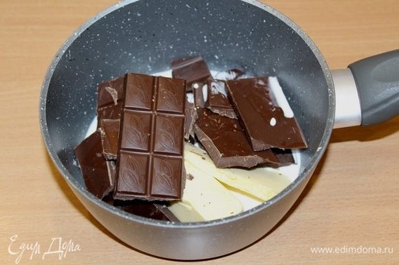 Para a mousse, derreta o chocolate com manteiga, 40 ml de creme.