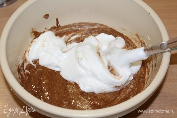Derreta o chocolate com gemas chicoteadas, adicione gelatina derretida em 2 colheres de sopa.  l.  água.  Introduza parte das proteínas chicoteadas, misture suavemente e entre no resto da proteína.