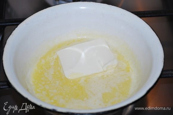 Derreta 100 gramas de manteiga.  Enquanto fazemos a massa, o óleo esfriará.