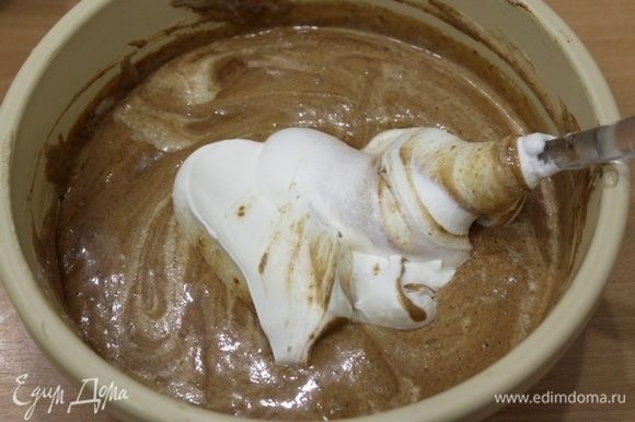 Combine o creme com a mistura de chocolate e ovo.  Coloque na geladeira por 30 minutos.