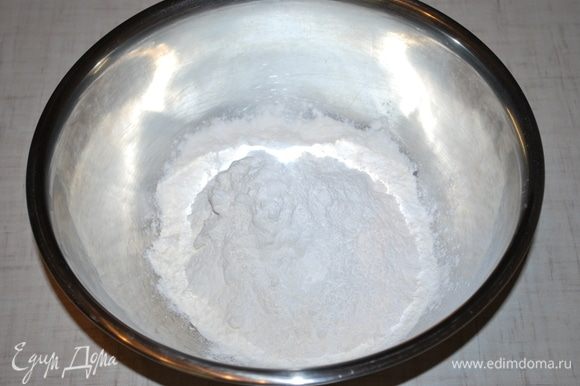 200 gramas de farinha misturados com fermento em pó (12 gramas) e sal (3 gramas).