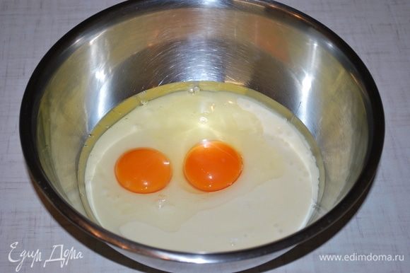 Em um copo, misture 500 gramas de leite condensado e 2 ovos.  Todos misturados.