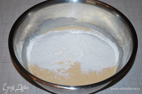 Adicione a farinha e misture tudo bem com uma colher.