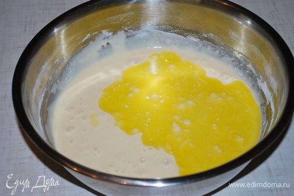 E adicione no final a manteiga derretida arrefecida.  Agitando.