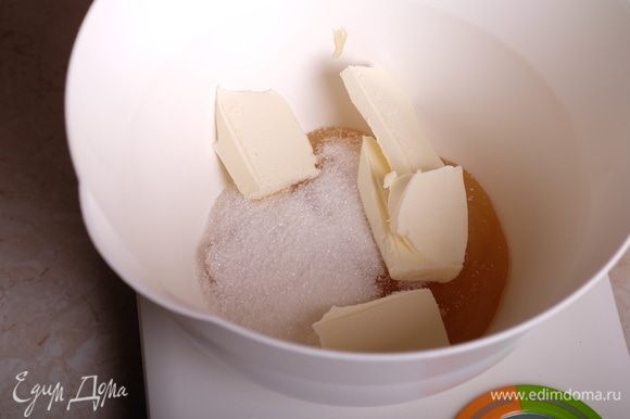 Prepare a massa.  Soda misturada com creme azedo, reservada.  Combine mel, açúcar e manteiga.