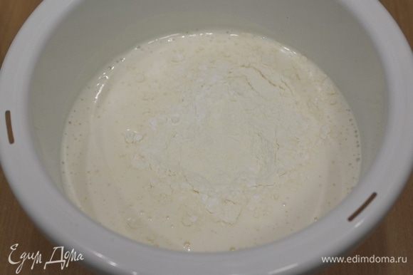 Tamize a parte de farinha com outros ingredientes secos, misture suavemente, depois a segunda parte.