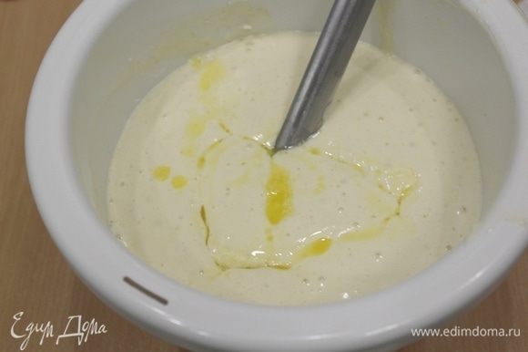 Introduza a manteiga derretida, misture.