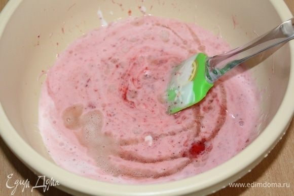 Derreta a gelatina a baixa temperatura (de acordo com as instruções), esfrie um pouco e despeje um fio fino na massa de iogurte de morango, misture.