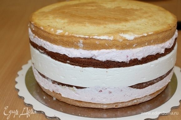 Montando o bolo: coloque um biscoito branco em um anel destacável, coloque metade do creme de morango, biscoito o chocolate, depois o creme de limão inteiro, o bolo de esponja de chocolate, a segunda parte do creme de morango e o topo com um biscoito branco.  Se desejar, você pode mergulhar os bolos.  Retire o bolo na geladeira para a noite.