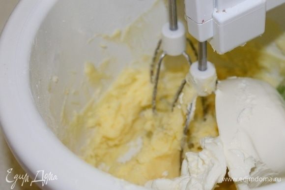 Para até o bolo, você precisa bater a manteiga da temperatura ambiente com açúcar em pó por 5 minutos de água quente.  Em seguida, adicione o queijo de coalho frio e bata por mais 5-7 minutos.