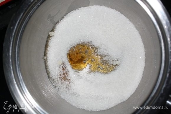 Derreta o açúcar em uma panela com um fundo grosso (como fizemos para o caramelo).  Deve haver uma tonalidade âmbar, mas não exagere, caso contrário, será amargo.