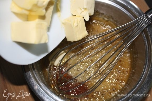 Em seguida, adicione as peças de manteiga fria e misture bem até ficar homogêneo.  Em seguida, despeje em uma tigela (se houver pequenos pedaços de caramelo, use uma peneira) e deixe esfriar a 60 ° C.