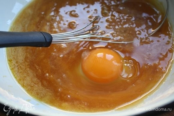 Adicione os ovos à mistura de caramelo e creme resfriado.