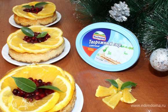 cheesecakes Mini arrefecer, decorar com frutas e despeje o bolo de gelatina (de acordo com as instruções).