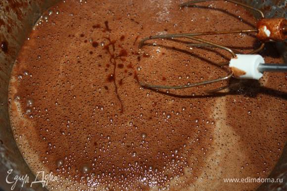 Então você precisa reduzir a velocidade e despeje um gotejamento fino na mistura de ovos da massa de chocolate arrefecida.
