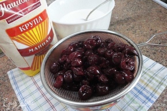 As cerejas são descongeladas em um filtro para drenar o suco.  É útil para fazer gelatina.