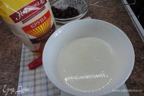 Semolina TM "Nacional" misturado com leite e deixe por 10-15 minutos para inchaço.
