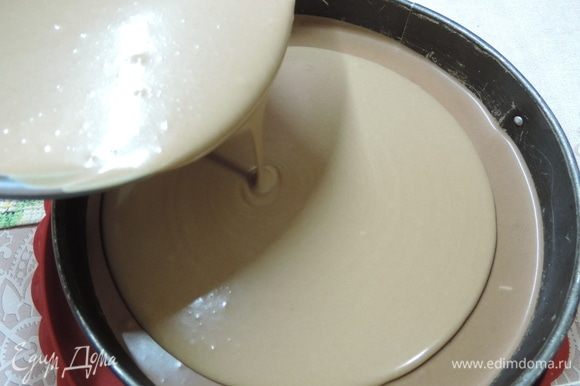 Enquanto a primeira camada de mousse endurece, prepare a mousse com chocolate com leite. Nós o despejamos na primeira camada congelada e também enviamos para o congelador.