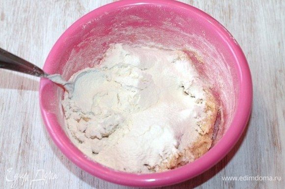 Tamize a farinha e misture com um fermento.  Adicione a mistura de farinha à mistura de óleo.