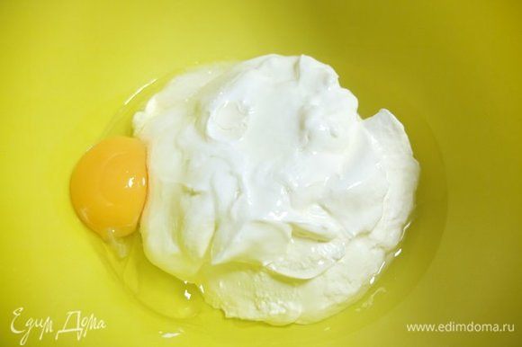 Сметану, растительное масло, яйцо, соль слегка взбить венчиком.