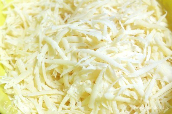 Натертый на крупной терке сыр добавить к смеси, тщательно перемешать.