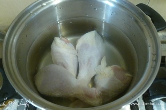 Курицу сложить в кастрюлю, залить холодной водой (1,5–2 л), поставить вариться. Когда вода закипит, сделать минимальный огонь, добавить перец горошком, варить 20 минут, снимая пену и жир.