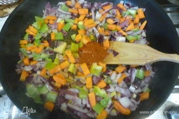 Картофель, лук, морковь и болгарский перец мелко нарезать. В сковороде разогреть масло, обжарить лук, морковь и перец. Добавить чеснок, куркуму и паприку. Перемешать.