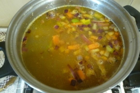 Рис промыть и добавить в суп. Картофель добавить в суп, варить еще 10 минут. Переложить обжаренные овощи в суп. Добавить кукурузу, варить еще 10 минут.