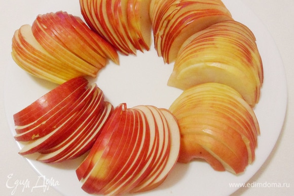 Подготовить яблоки. Красные яблоки разрезать пополам, вырезать сердцевину и нарезать дольками толщиной около 2 мм.