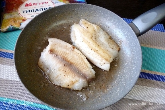 Лосось в картофельной чешуе. Тилапия жареная на сковороде. Как приготовить тилапию филе на сковороде. Филе тилапии рецепт на сковороде. Белорыбица жареная на сковороде.