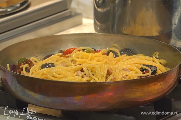 В сковороду добавить готовые спагетти, все перемешать.