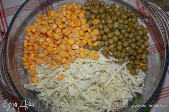 рис с горошком. салат из свежей капусты с курицей. салат светофор с горошком и кукурузой. капуста горошек кукуруза. салат из фасоли и кукурузы и капусты.