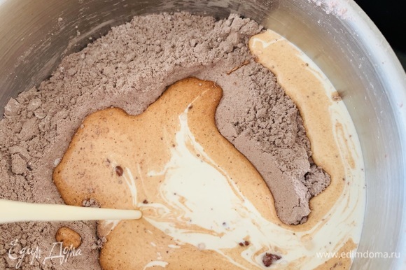 Минут за 20 до готовности кекса начинаем варить глазурь. Смешиваем какао с сахарной пудрой. Добавляем сливки, перемешиваем.