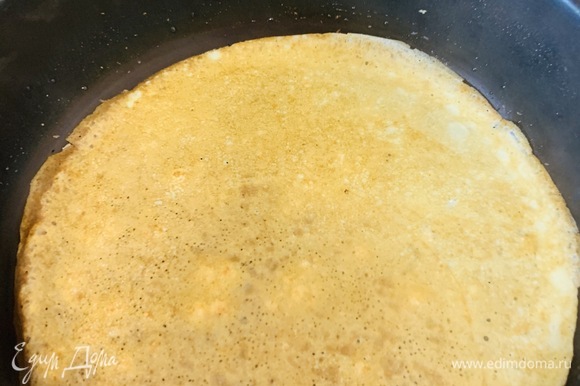 Блины с творогом готовые. Выпекание блинов. Блины из творожной крупы. Толстый блин из творога на сковороде. Блинчики на кефире с творогом.