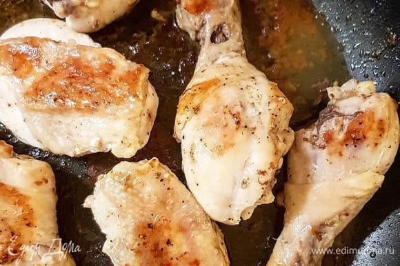 Обжарьте на смеси сливочного и оливкового масел куриные части вместе с кожей до золотистой корочки. Кожа нужна, чтобы вытопился ароматный жир. Курицу при жарке поперчите и посолите с обеих сторон. Уберите со сковороды.