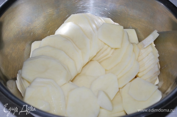 Для начинки картофель нарезать тонкими колечками.