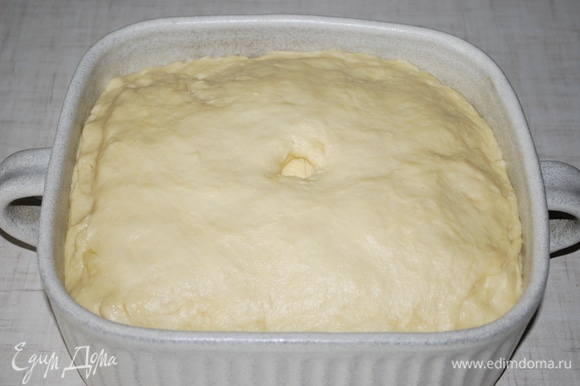 Начинку закрыть тестом и сформировать пирог. Выпекать пирог при 170°C в течение 1 часа 20 минут.